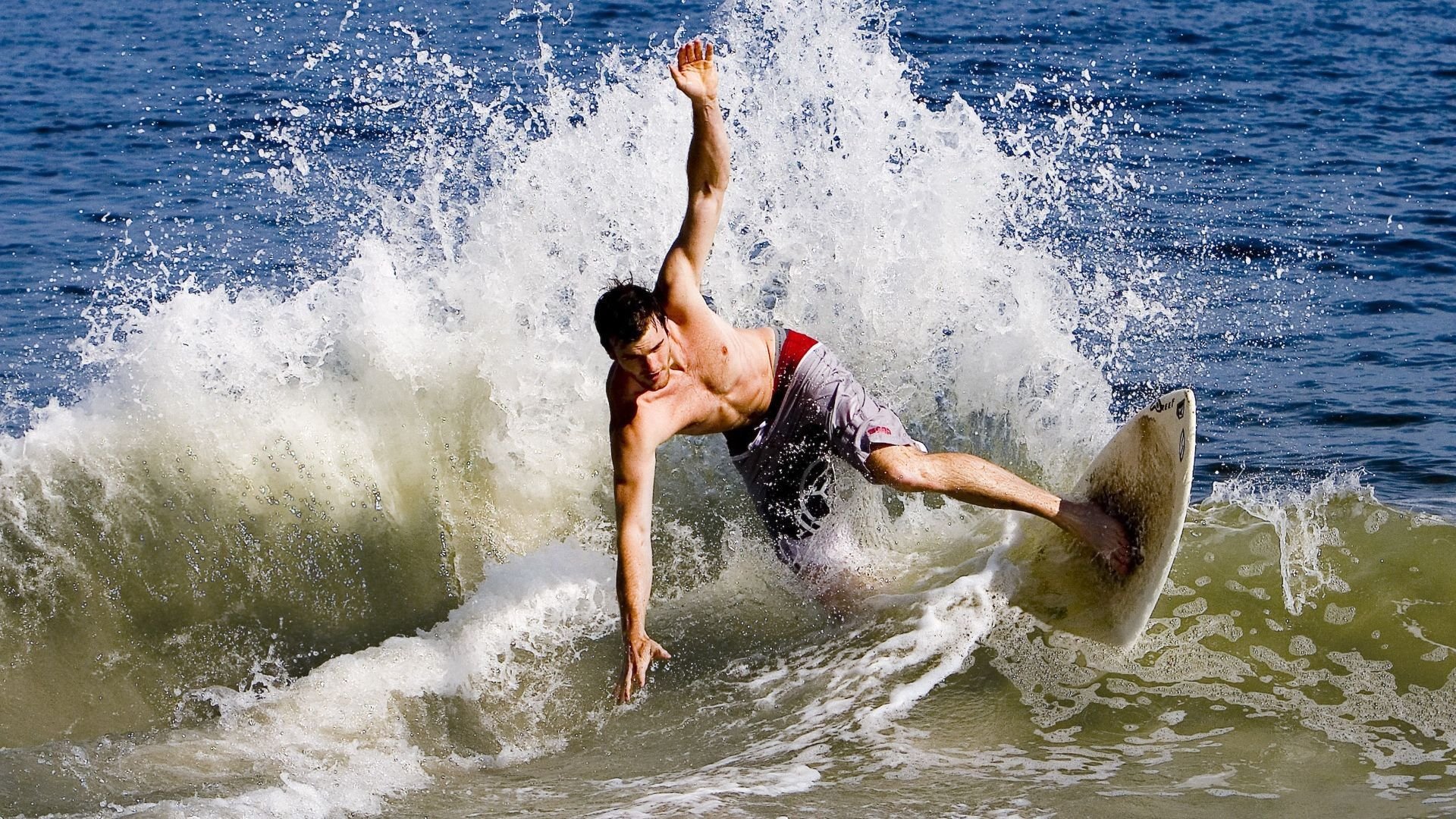 爱爱游戏-破解“迷宫”赛段：装备调校与行车技巧深度解析